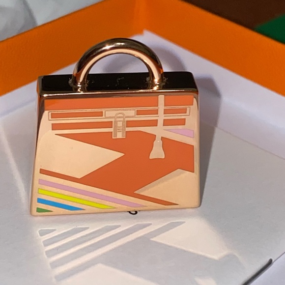 Hermes Jewelry - HERMÈS CURIOSITE KELLY LAQUE H
VIBRATION CHARM